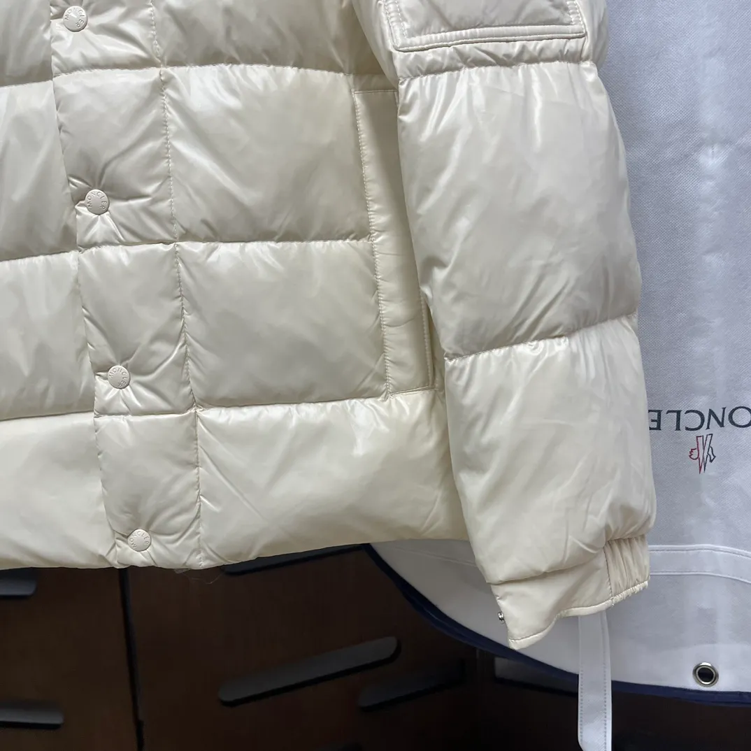 P390 Moncler/ 2026 70 、 。 DNA ， ， 。 Classic ， 、 。 Classic 70 。 Quality， 90 ，Premium Quality ， ，Black ！ Sizes M-3XL